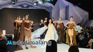 Desainer Migi Rihasalay saat tampil bersama delapan modelnya di ajang Malang Fashion Runway malam tadi (Foto : Agus Yuwono)