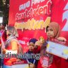 Para peserta Smart Student Competition (SSC) ke-4 dari Andima Smart House mengabadikan momen di depan gedung Fakultas Ekonomi dan Bisnis Universitas Negeri Malang usai berkompetisi dan mendapatkan medali (Foto : Agus Yuwono)