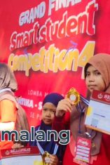 Para peserta Smart Student Competition (SSC) ke-4 dari Andima Smart House mengabadikan momen di depan gedung Fakultas Ekonomi dan Bisnis Universitas Negeri Malang usai berkompetisi dan mendapatkan medali (Foto : Agus Yuwono)