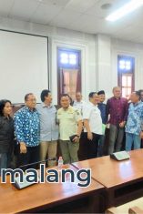 Perwakilan warga 4 perumahan, Anggota DPRD, Satpol PP dan Kepala Dinas PUPRPKP usai pertemuan di gedung DPRD Kota Malang (Foto : Agus Yuwono)