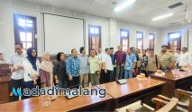 Perwakilan warga 4 perumahan, Anggota DPRD, Satpol PP dan Kepala Dinas PUPRPKP usai pertemuan di gedung DPRD Kota Malang (Foto : Agus Yuwono)