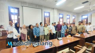 Perwakilan warga 4 perumahan, Anggota DPRD, Satpol PP dan Kepala Dinas PUPRPKP usai pertemuan di gedung DPRD Kota Malang (Foto : Agus Yuwono)