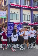 Rektor UNITRI saat memberangkatkan peserta Fun Run UNITRI Malang 2026 pagi tadi (Foto : Agus Yuwono)