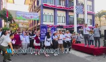Rektor UNITRI saat memberangkatkan peserta Fun Run UNITRI Malang 2026 pagi tadi (Foto : Agus Yuwono)