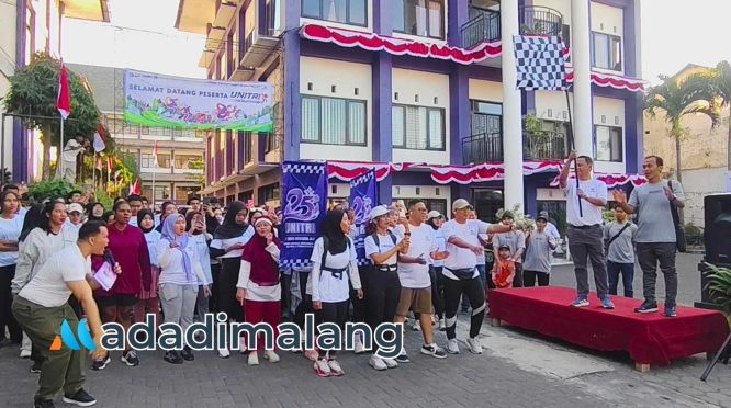 Rektor UNITRI saat memberangkatkan peserta Fun Run UNITRI Malang 2026 pagi tadi (Foto : Agus Yuwono)