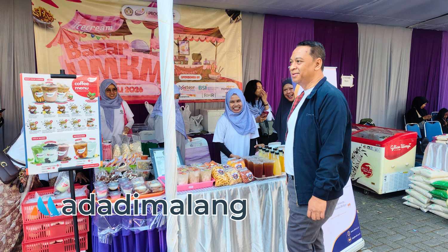 Rektor UNITRI saat meninjau stan bazar di lokasi fun run dan fun walk UNITRI Malang pagi tadi (Foto : Agus Yuwono)