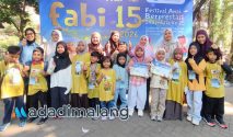Peserta grand final FABI ke-15 dari seleksi Makassar yakni Chika Aulia Assyfa bersama teman-teman satu sekolahnya saat berada di kota Malang hari ini (Foto : Agus Yuwono)