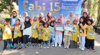 Peserta grand final FABI ke-15 dari seleksi Makassar yakni Chika Aulia Assyfa bersama teman-teman satu sekolahnya saat berada di kota Malang hari ini (Foto : Agus Yuwono)