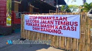 Pemasangan Portal bambu di Jalan  Perumahan Griya Shanta arah Jalan Soekarno Hatta  (Foto : Fatma AdaDiMalang)