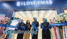 Deputy Director I Love Emas dan Perwakilan Manajemen MOG memotong pita sebagai tanda mulai beroperasionalnya Store I Love Emas di MOG kota Malang pagi hari tadi (Foto : Agus Yuwono)
