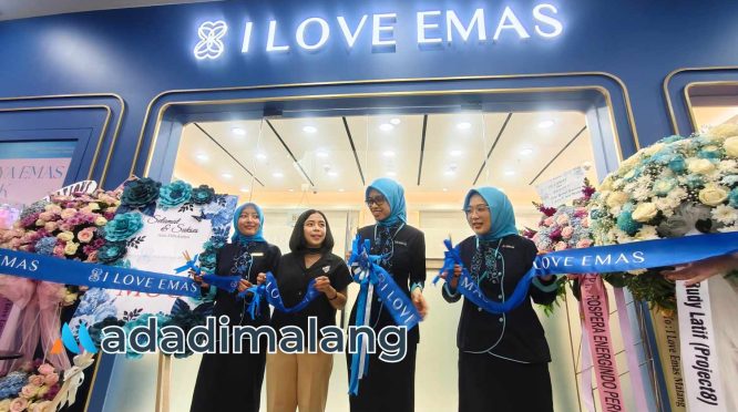 Deputy Director I Love Emas dan Perwakilan Manajemen MOG memotong pita sebagai tanda mulai beroperasionalnya Store I Love Emas di MOG kota Malang pagi hari tadi (Foto : Agus Yuwono)