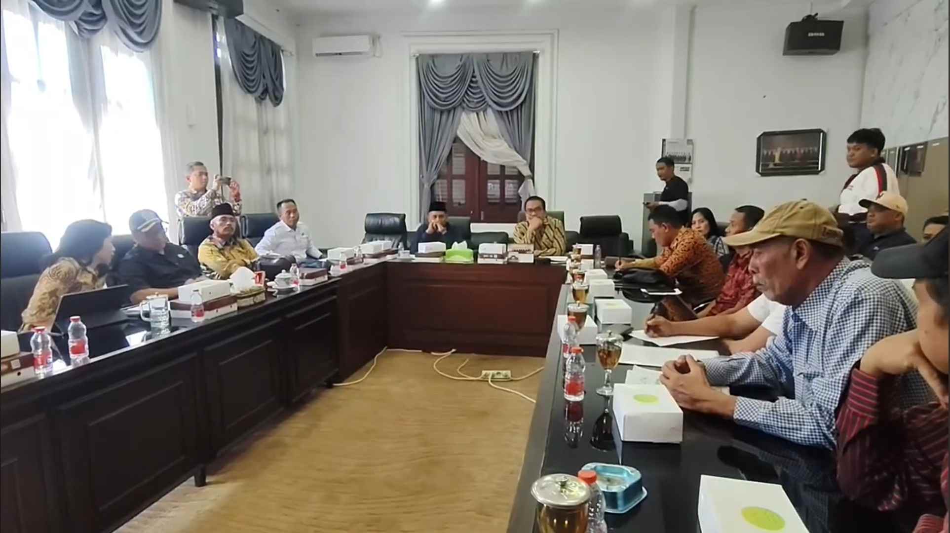 Pedagang PAsar Besar Malang yang tergabung dalam P3BM melakukan audiensi dengan Komisi B DPRD Kota Malang (Foto : Agus Y)