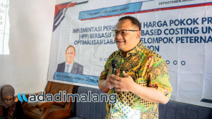 Ketua Tim Pengabdian kepada Masyarakat FEB Universitas Brawijaya, Prof. Dr. Aulia Fuad Rahman, S.E., M.Si., Ak., saat menyampaikan paparan materinya kepada para peternak di Pujon (Foto : Ist)