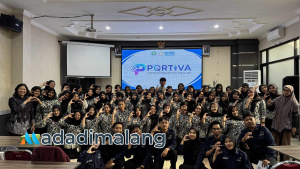 Tim Projek Kepemimpinan Mahasiswa PPG UM bersama guru Pendamping dan peserta Pelatihan Pembuatan Portofolio Digital di SMK Negeri 3 Malang (Foto : Dok. Tim PPG UM)