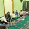 Wakil Ketua Komisi C DPRD Kota Malang, Dito Arief Nurakhmadi (mengenakan jaket doreng dan bertopi) saat menghadiri dialog bersama warga Perumahan Piranha Residence (Foto : Agus Yuwono)
