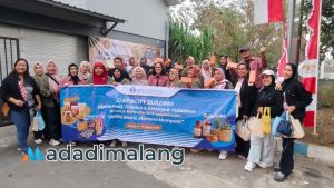 Sebanyak 35 orang pelaku UMKM Binaan Bank Indonesia Yogyakarta mengunjungi tempat produksi Pie Ngalam di daerah Bandulan kota Malang sore hari tadi (Foto : Agus Yuwono)