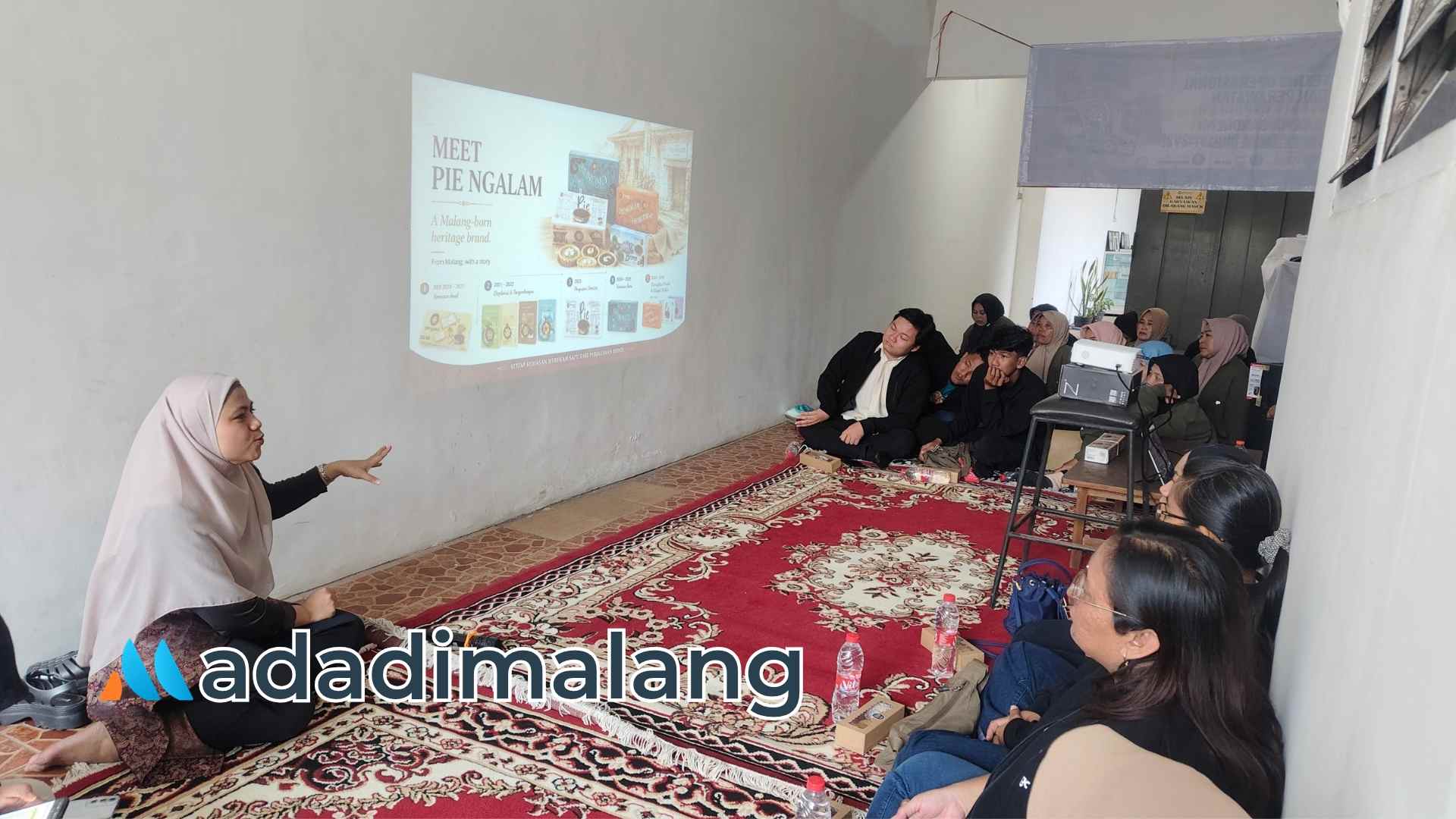 Perwakilan Manajemen Pie Ngalam, Yulinda Nordiana M. saat sharing pengembangan usia Pie Ngalam kepada para pelaku UMKM Binaan Bank Indonesia Yogyakarta sore tadi (Foto : Agus Yuwono)