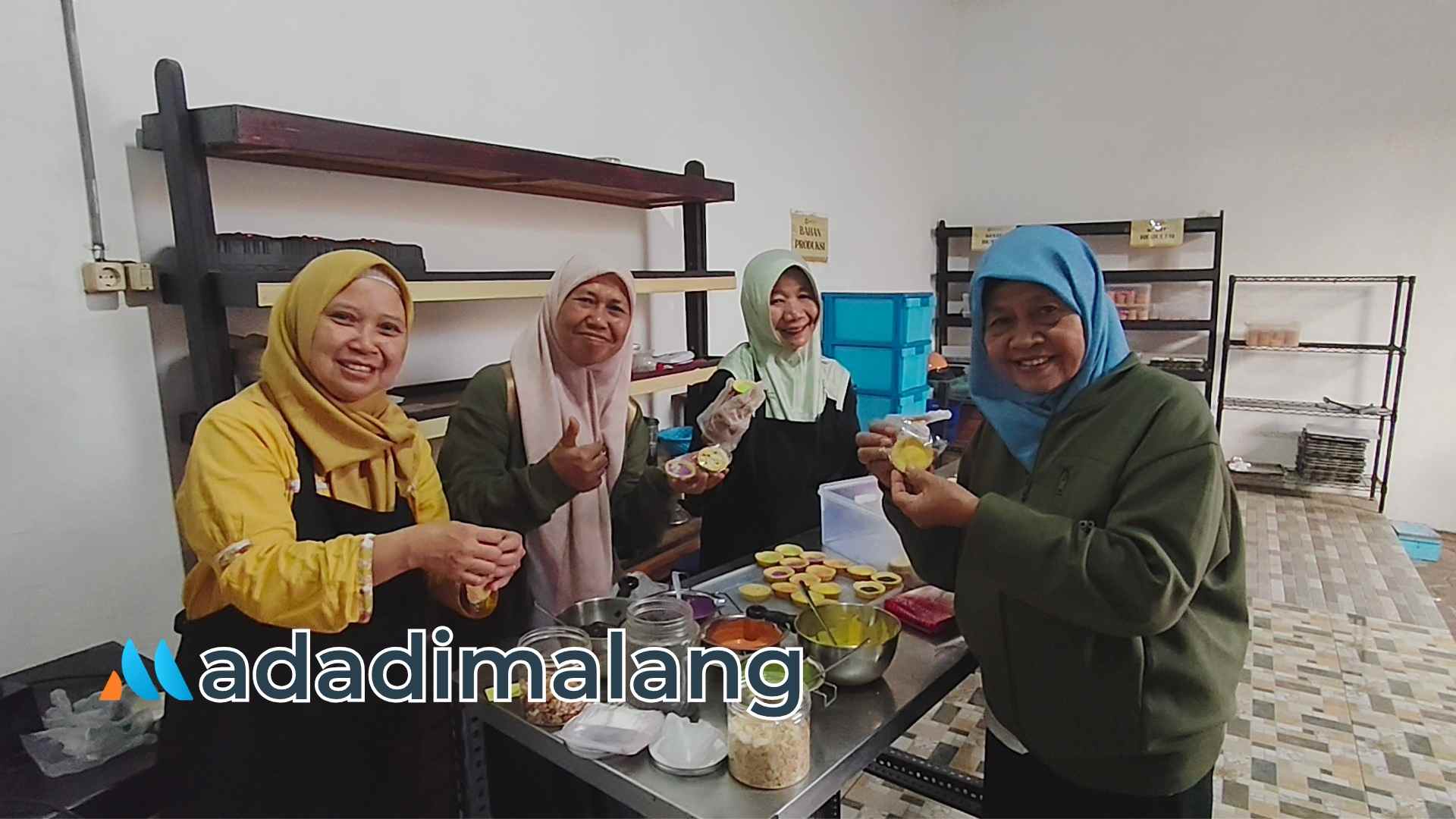 Para pelaku UMKM Binaan Bank Indonesia Yogyakarta melihat tempat produksi dan mencoba memproduksi Pie Ngalam (Foto : Agus Yuwono)