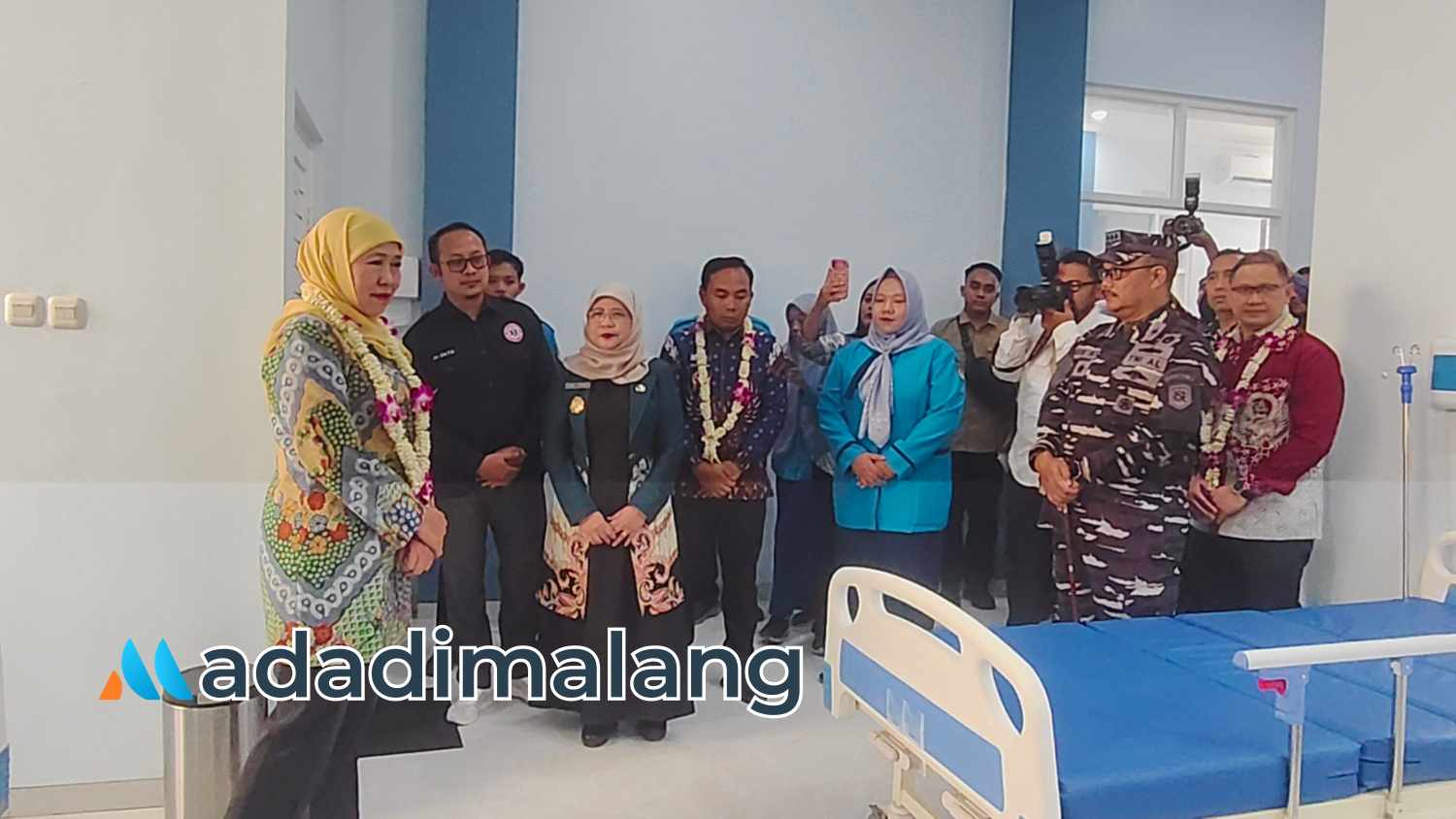 Gubernur Jawa Tmur meninjau kondisi Unit Kesehatan Sekolah (UKS) Pulau Gili Labak usai meresmikannya (Foto : Agus Yuwono)