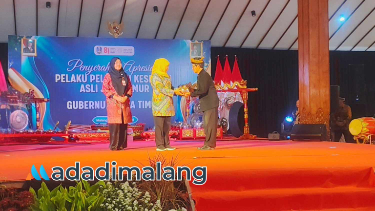 Pemberian bantuan 1 set gamelan oleh Gubernur Jawa Timur  (Foto : Agus Yuwono)