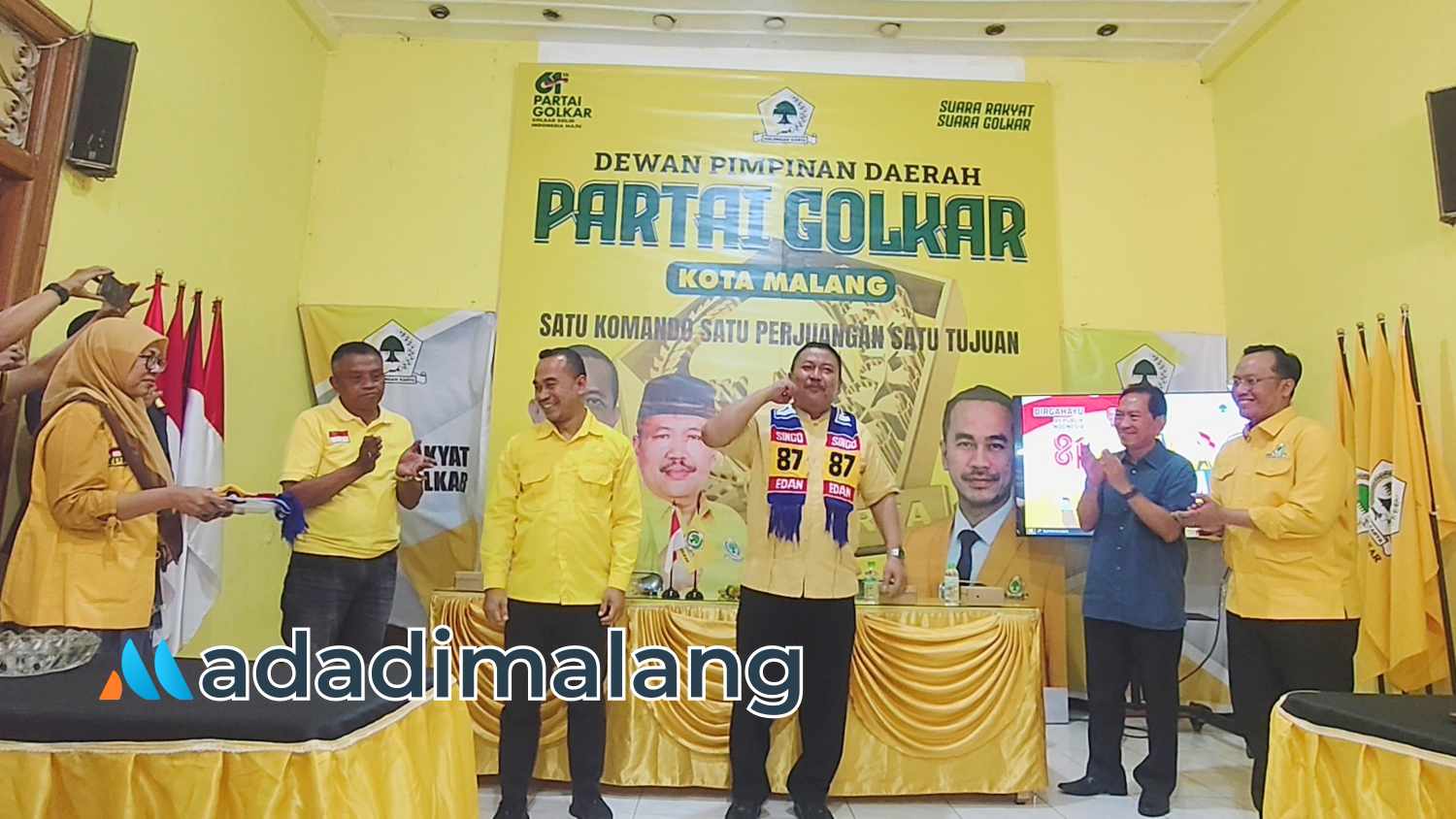 DPD Partai Golkar Jawa Timur, Ali Mufthi usai menerima syal Arema dari Ketua DPD Golkar Kota Malang (Foto : Agus Yuwono)