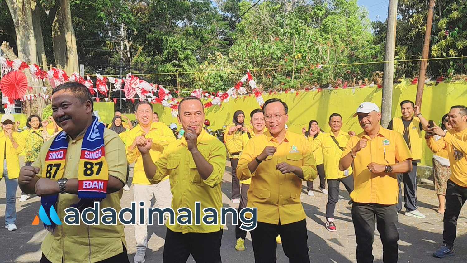 Ketua DPD Golkar Jatim dan Kota Malang serta para kader Golkar kota Malang tengah melaksanakan Senam MBG (Foto : Agus Yuwono)