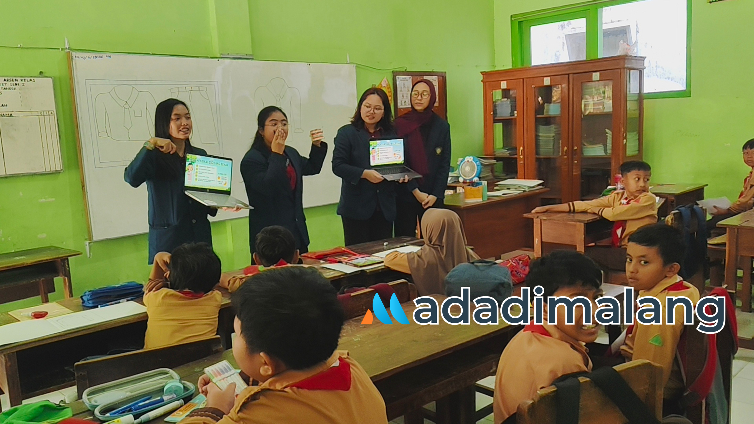 Mahasiswa FKG UB memberikan edukasi kepada siswa kelas 4 hingga 6 di masing-masing kelas (Foto : Agus Yuwono)