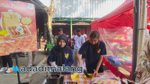 Tim Ban Ban Crunch saat melayani para pembelinya di area Car Free Day kota malang hari minggu kemarin (Foto : Agus Yuwono)