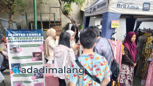 Para pengunjung Car Free Day (CFD) di kota Malang tertarik mengetahui produk lilin aroma terapi buatan ACA Theraphys mahasiswa