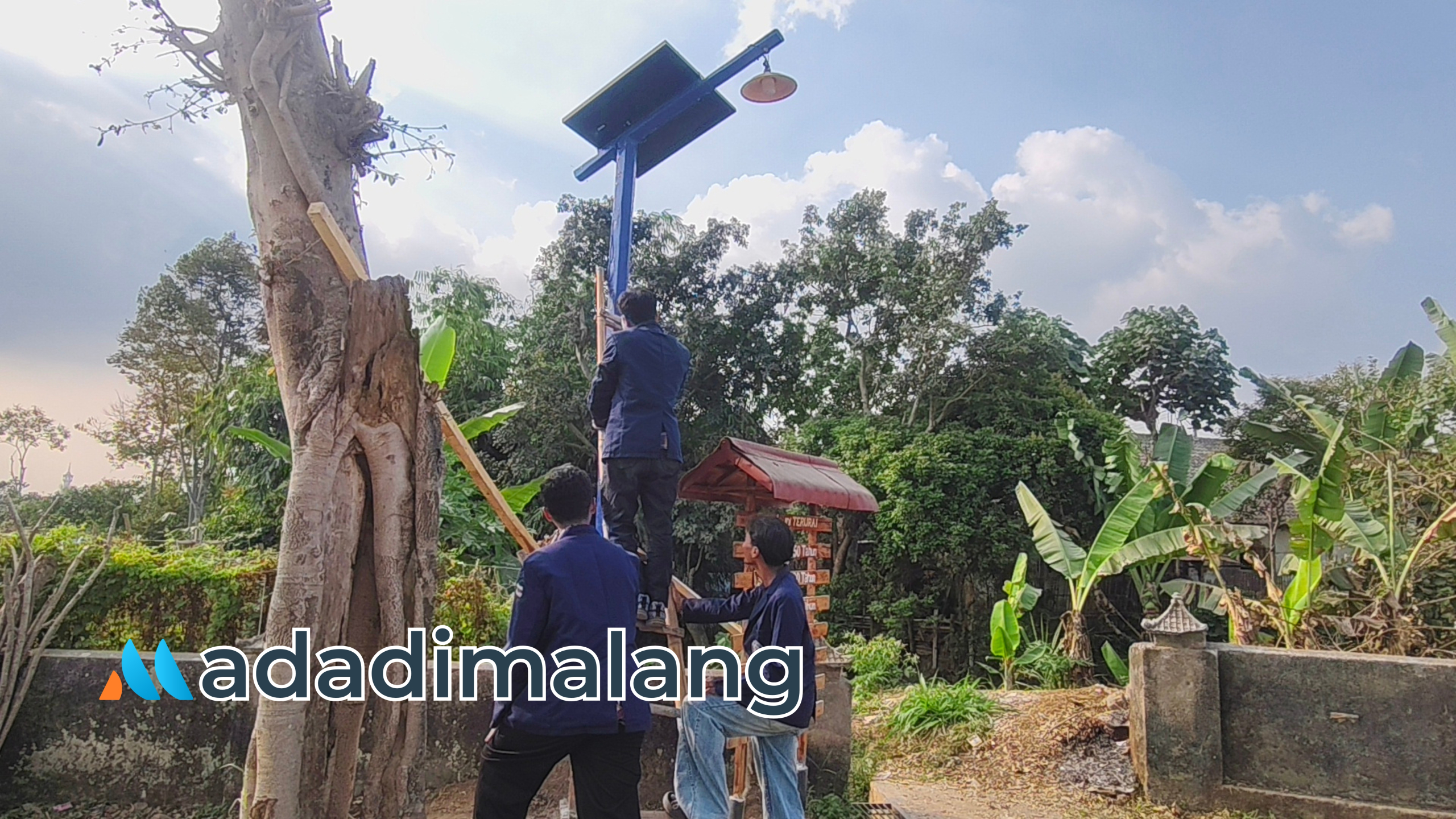 Beberapa mahasiswa mahasiswa POLINEMA membuat lampu penerangan dengan menggunakan panel surya (Foto : Agus Yuwono)