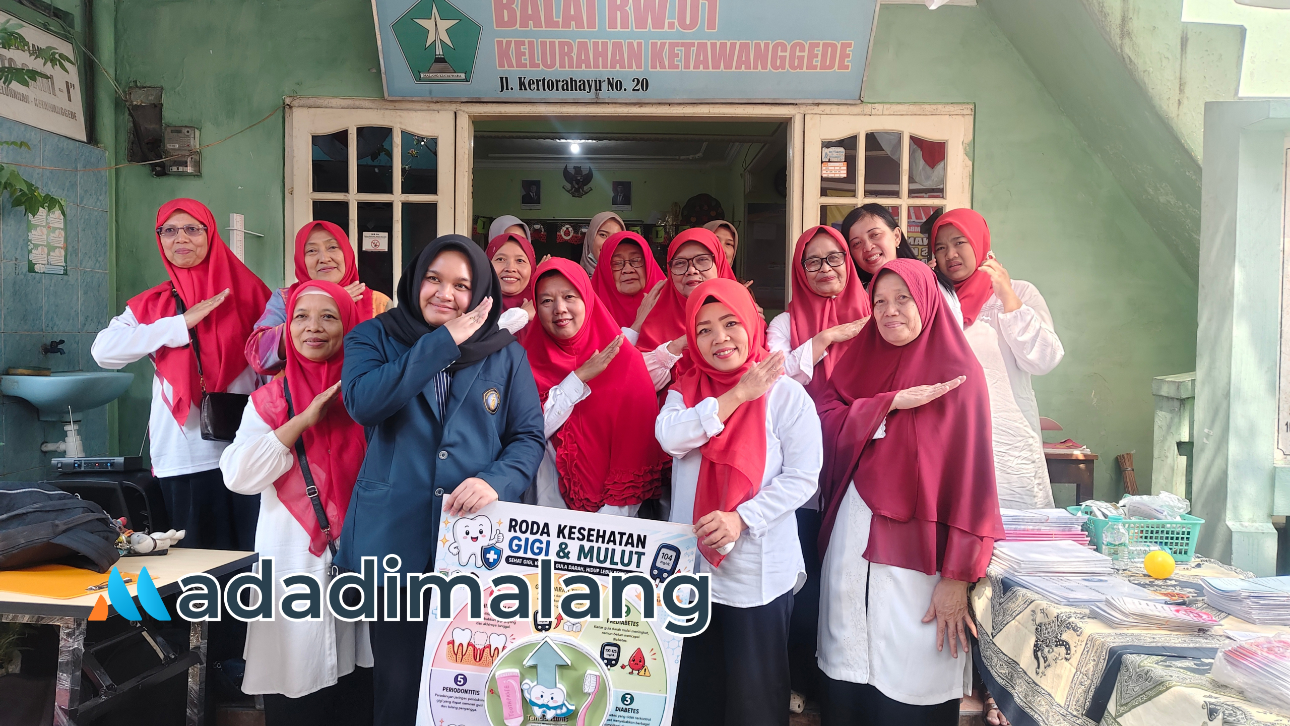 Mahasiswa FKG UB usai menyerahkan alat peraga kesehatan kepada Pengurus Posyandu matahari di RW I Ketawang Gede (Foto : Agus Yuwono) 