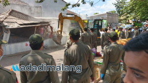 Pembongkaran paksa 13 bangunan warung di kawasan RTH dekat GOR Ken Arok kota Malang (Foto : Fatma AdaDiMalang)