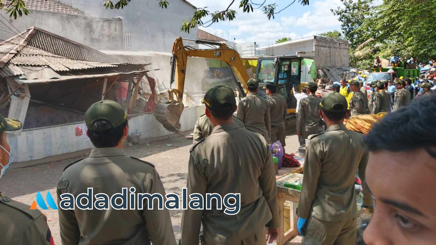 Pembongkaran paksa 13 bangunan warung di kawasan RTH dekat GOR Ken Arok kota Malang (Foto : Fatma AdaDiMalang)