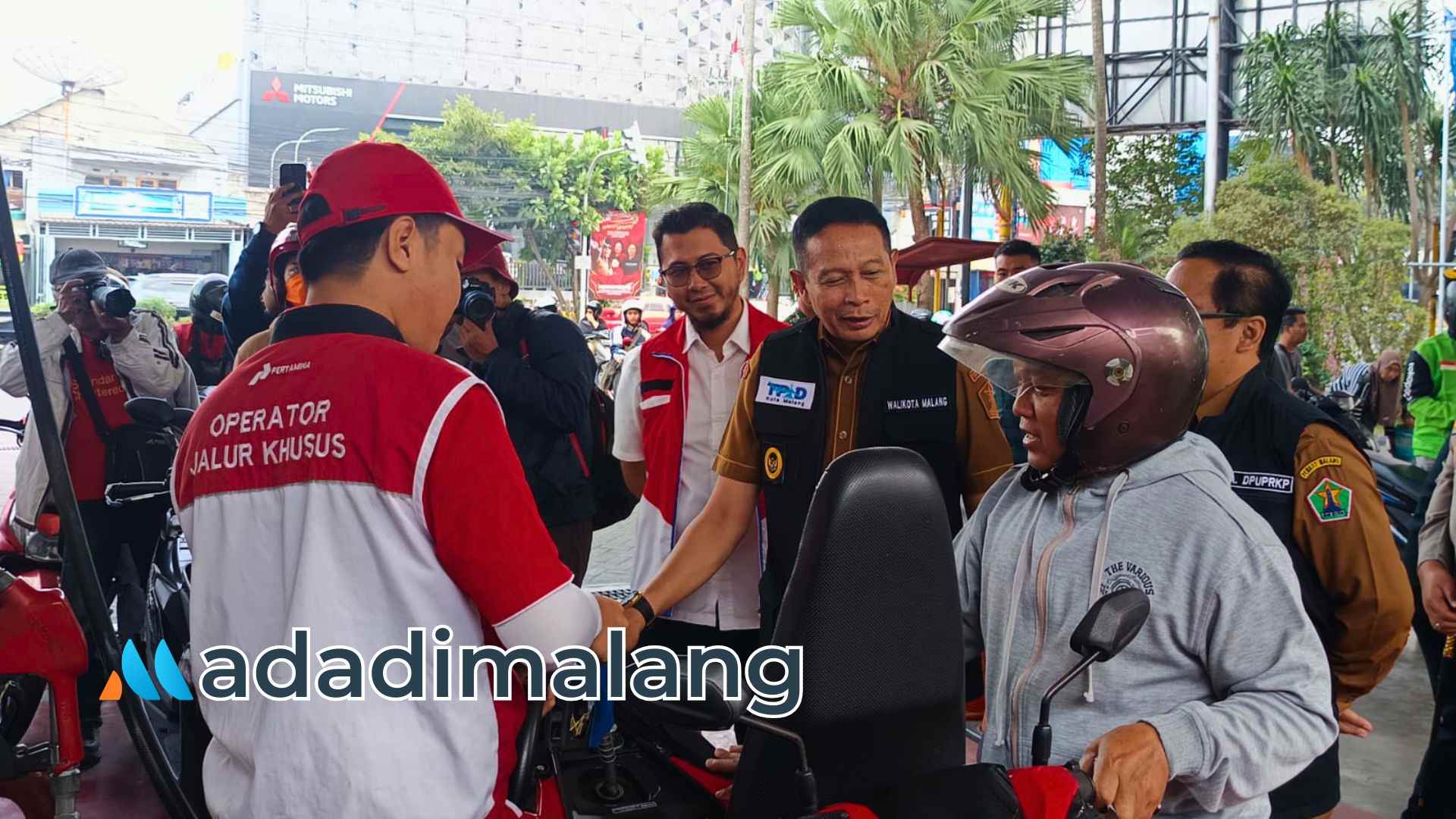 Wali Kota Malang, Wahyu Hidayat bersama TPID meninjau ketersediaan bahan bakar minyak (BBM) di SPBU Ciliwung.(Foto : Fatma AdaDiMalang)