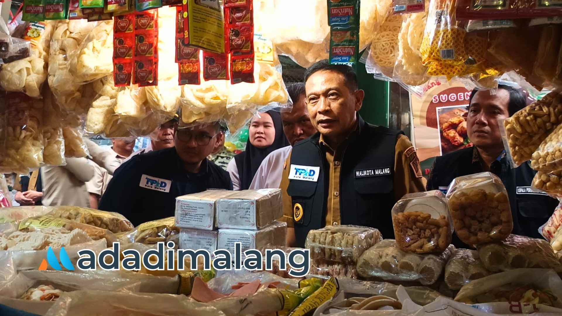 Wali Kota Malang, Wahyu Hidayat bersama TPID saat meninjau ketersediaan beras di Pasar Klojen Kota Malang (Foto : Fatma AdaDiMalang)