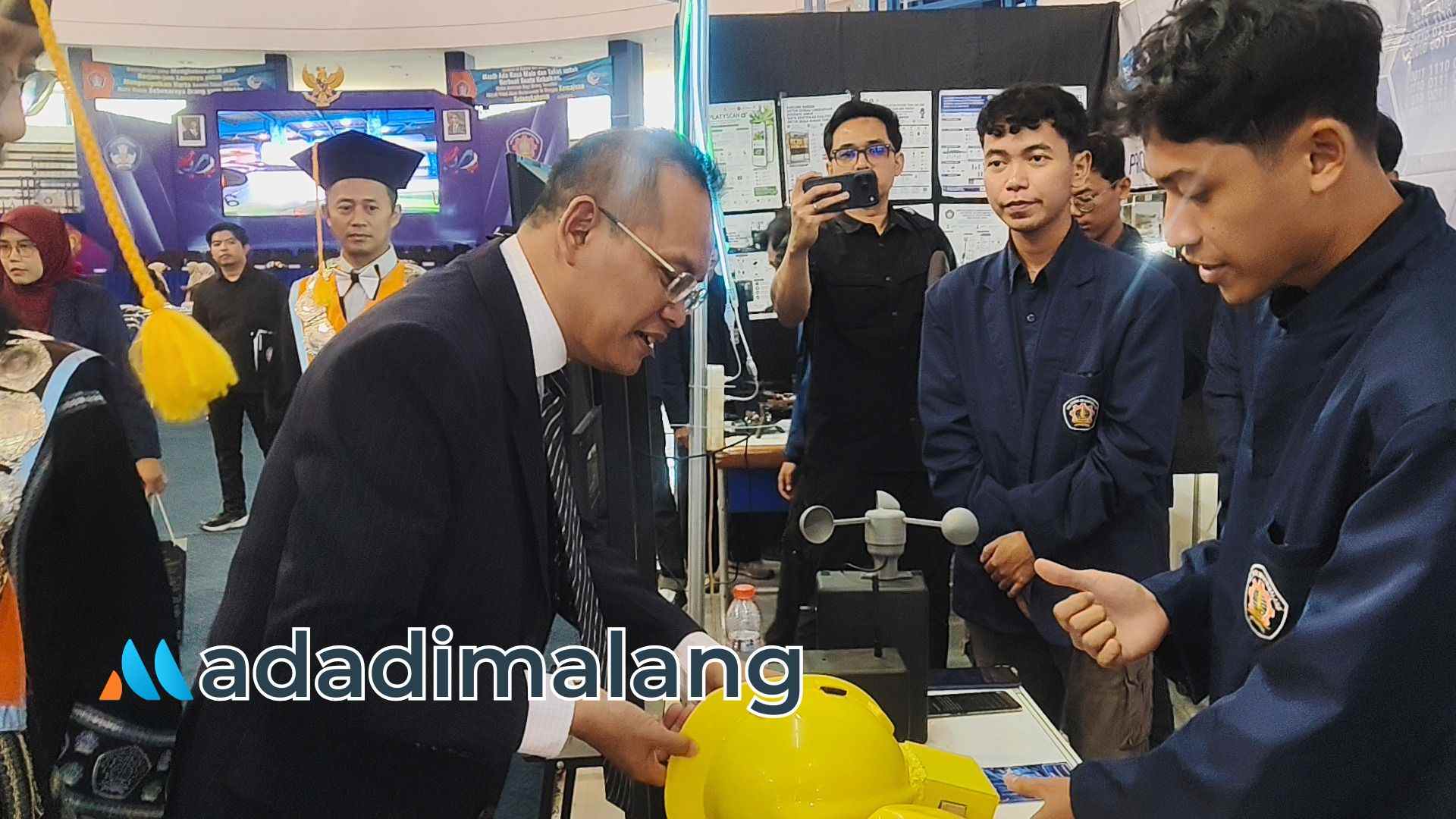 Dirjen Sains dan Teknologi Kementerian Pendidikan Tinggi, Prof. Dr. Ahmad Najib Burhani, M.A., meninjau inovasi karya mahasiswa POLINEMA yang dipamerkan di ajang Expo (Foto : Agus Yuwono