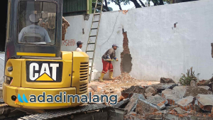 Pemkot Malang Lakukan Normalisasi, CV ABS Bongkar Bangunan di Atas Irigasi.