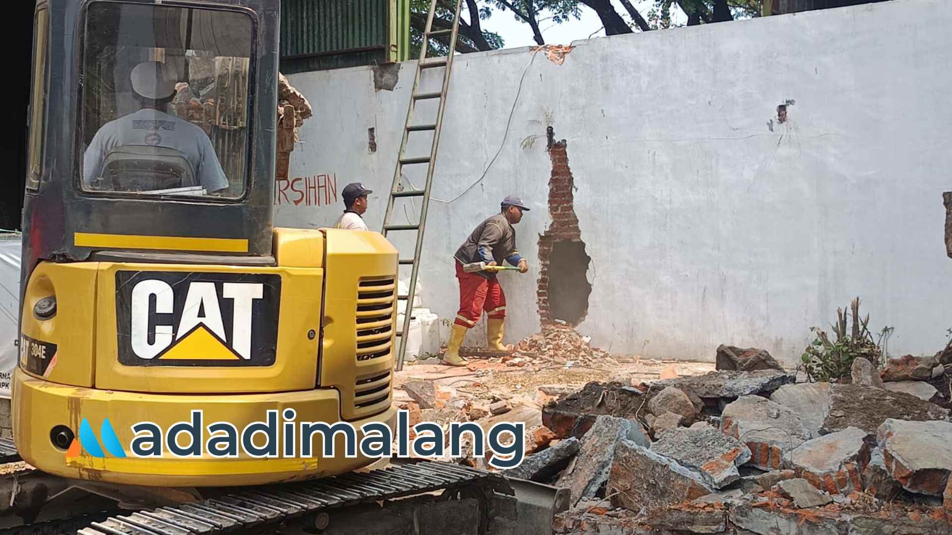 Pemkot Malang Lakukan Normalisasi, CV ABS Bongkar Bangunan di Atas Irigasi.
