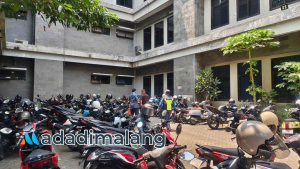 Lokasi tempat jatuhnya laki-laki dari lantai 6 gedung FBiPK UB (Foto : Agus Y)
