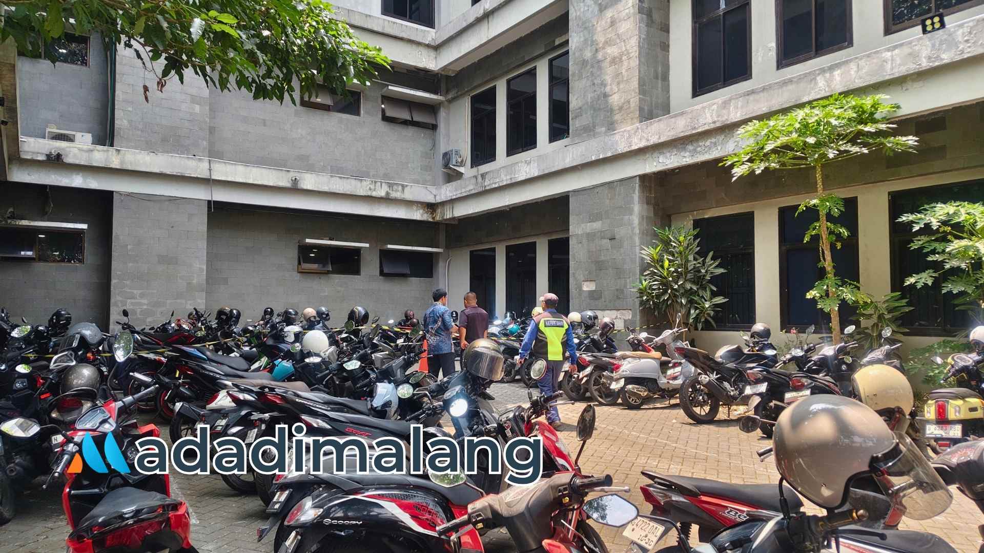 Lokasi tempat jatuhnya laki-laki dari lantai 6 gedung FBiPK UB (Foto : Agus Y)