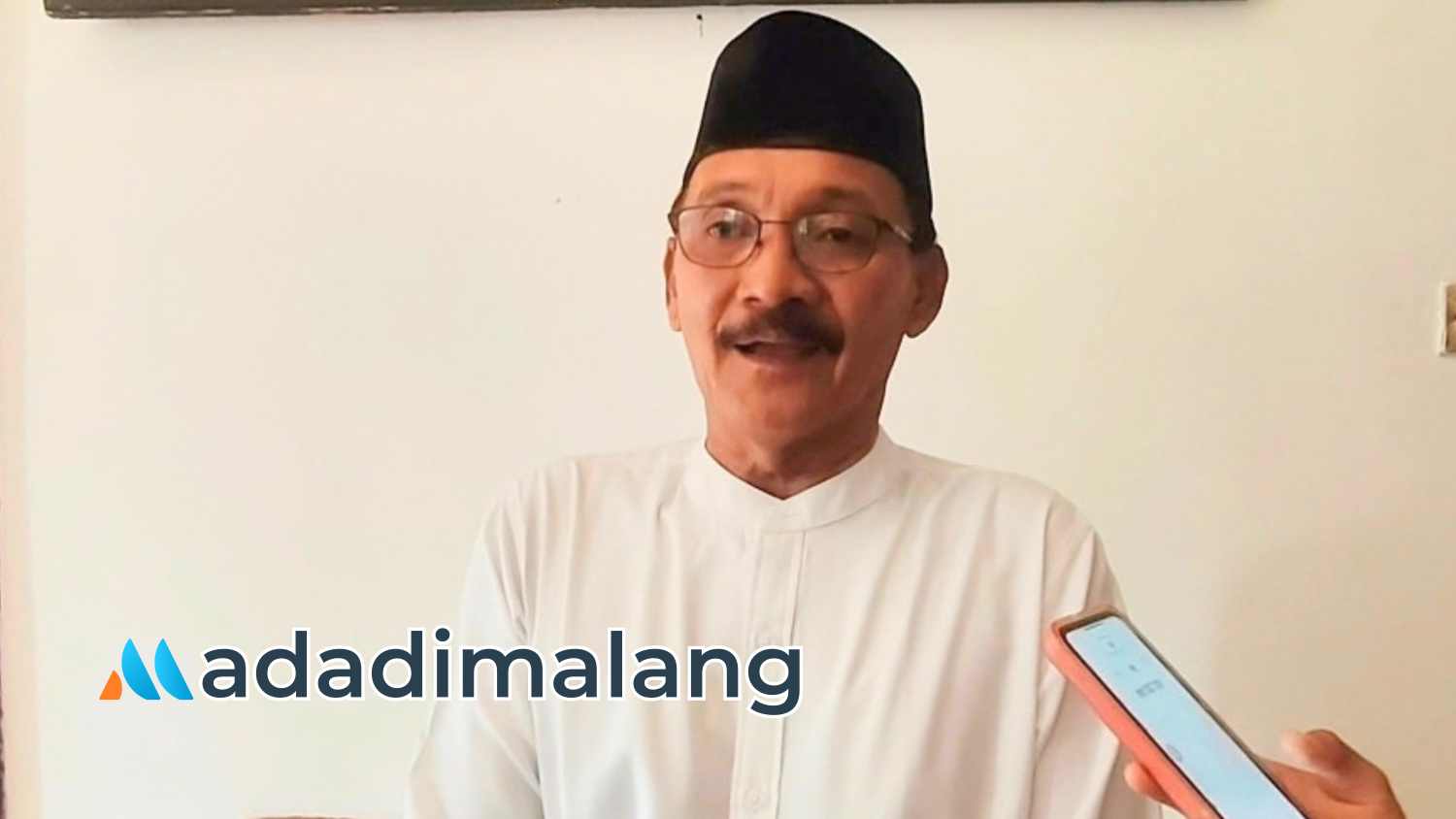 Kepala Desa Tulusbesar, Sirat Yudin saat memberikan keterangan kepada awak media (Foto : Agus Yuwono)