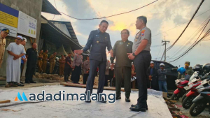 Wali Kota Malang, Dr. ir. Wahyu Hidayat, MM., di dampingi Pj Sekda Kota Malang dan Kapolresta Malang Kota meninjau pembongkaran Mandiri Pasar Induk Gadang Kota Malang.(Foto : Ist)