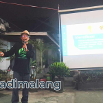 Ir. H. Bambang Iroantp saat menyampaikan paparannya tentang Membangun Kampung (Foto : Agus Yuwono)