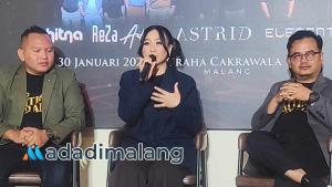 Penyanyi Astrid saat menyampaikan keterangan kepada wartawan di sesi konferensi pers konser Titik Balik di kota Malang (Foto : Agus Yuwono)