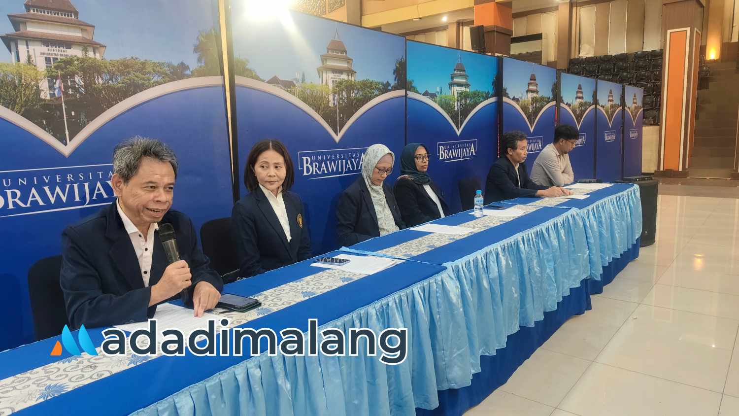 Ke lima Calon Guru Besar saat memaparkan penelitiannya masing-masing kepada awak media sore hari tadi (Foto : Agus Yuwono)