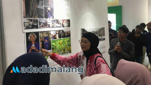 Ketua DPRD Kota Malang, Amithya Ratnanggani Sirraduhita, SS., tengah menyaksikan karya foto dalam pemaran PFI Malang yang dimulai pagi hari tadi (Foto : Fatma AdaDiMalang)
