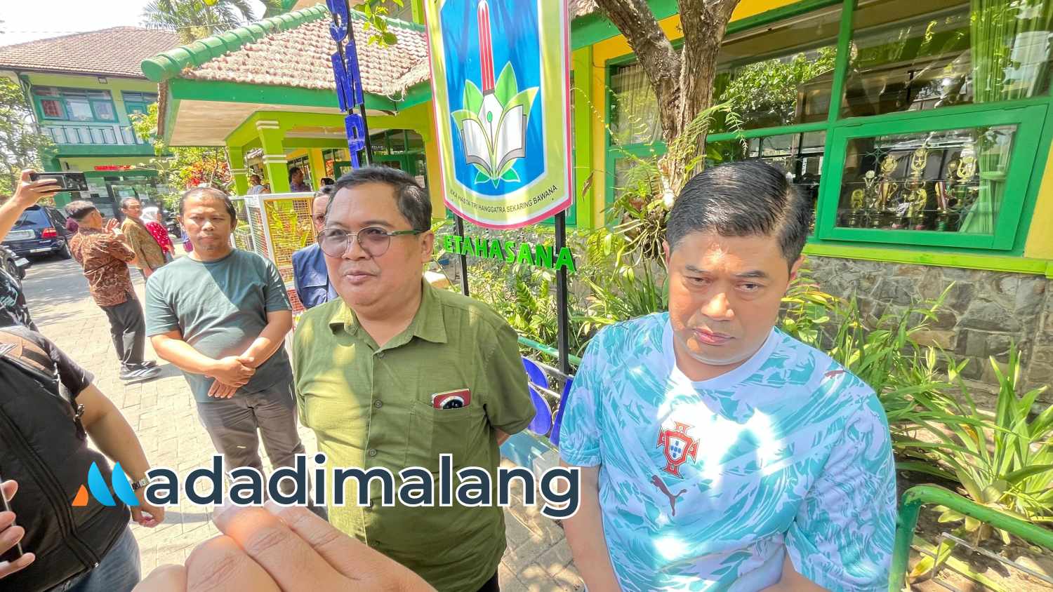 Kepala Disdikbud Kota Malang, Suwarjana saat memberikan keterangan terkait insiden di SMPN 18 kota Malang (Foto : Fatma AdaDiMalang)