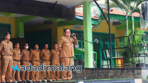 Pj Sekda Kota Malang Dandung Djulharjanto, saat memimpin upacara di SMPN 18 Malang pagi tadi (Foto : Fatma AdaDiMalang)