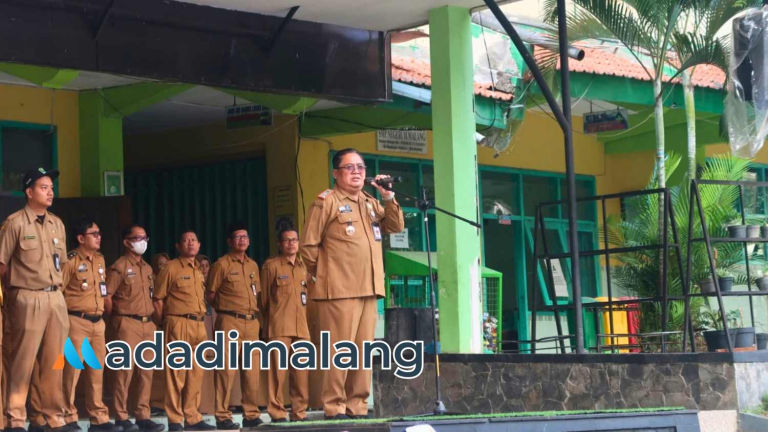 Pj Sekda Kota Malang Dandung Djulharjanto, saat memimpin upacara di SMPN 18 Malang pagi tadi (Foto : Fatma AdaDiMalang)