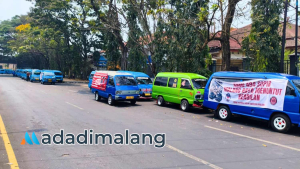 Angkutan Kota yang menggelar Aksi di depan Kantor Dishub Kota Malang hari ini (Foto : Fatma)